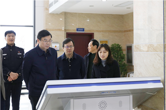 市委政法委调研组访立案大厅.JPG