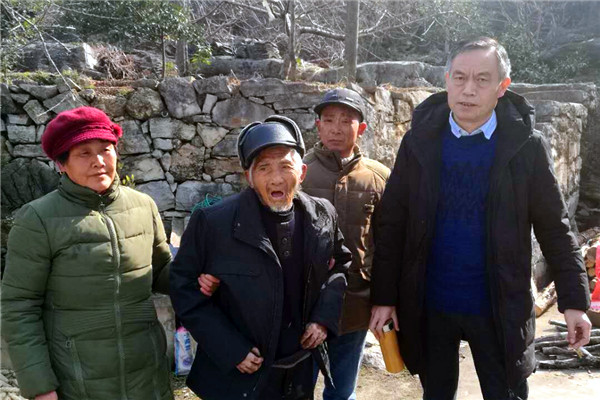 老人被家属接走.jpg