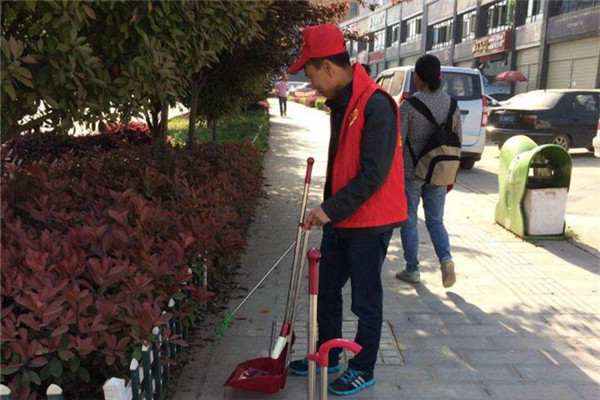 志愿者扫地.jpg 志愿者扫地.jpg