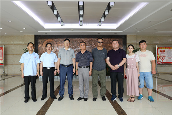 大厅合影.JPG