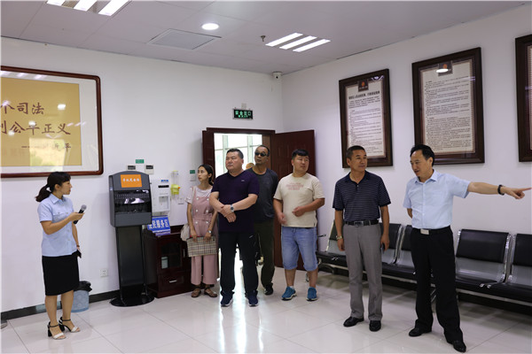 参观诉讼服务中心.JPG