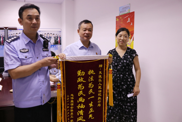 送锦旗.JPG