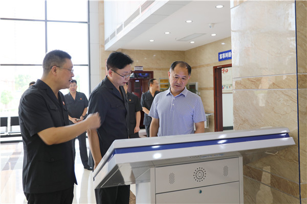 参观诉讼服务中心.JPG