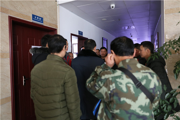 农民工排队领取工资.JPG