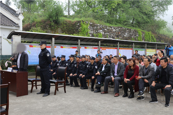 村民旁听.JPG