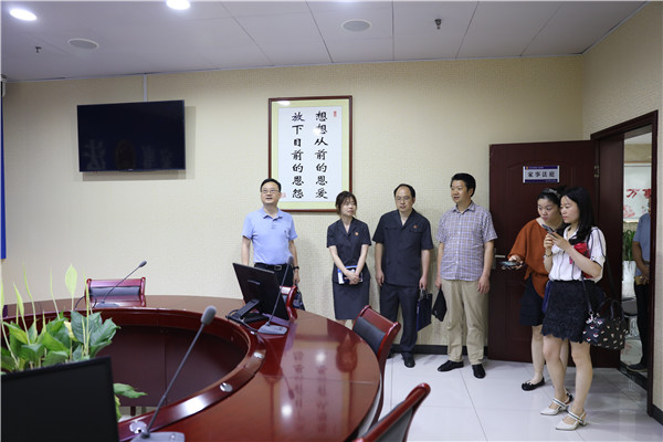 参观圆桌审判庭.JPG