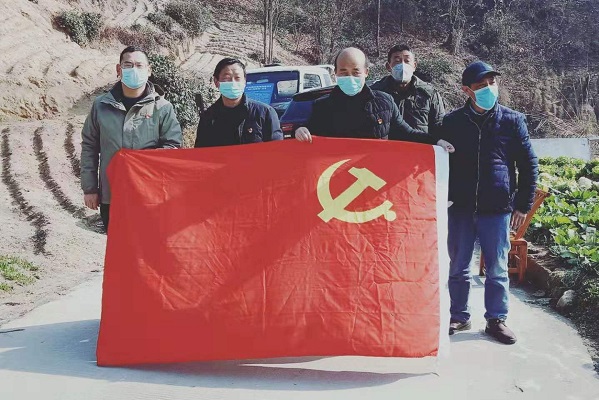 陈顺利（左一）与村干部.jpg