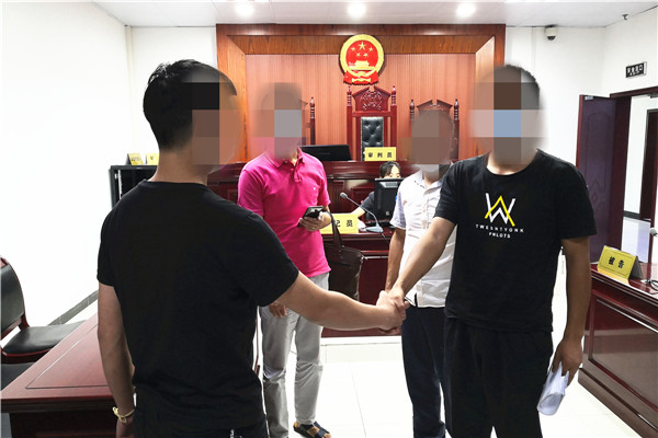 双方握手言和.jpg