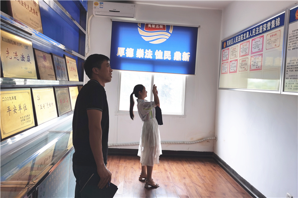 参观荣誉室.jpg