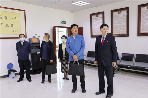 参观诉讼服务大厅.jpg