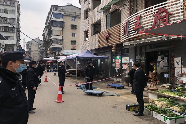 法警在现场拉上警戒带维持秩序.JPG