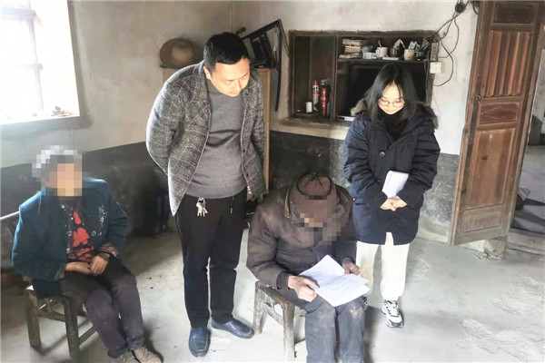到周某家中了解情况.jpg