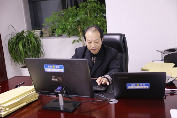 加班写文书.JPG
