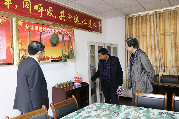 参观退役军人服务站.JPG 参观退役军人服务站.JPG