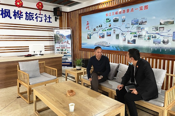 与企业负责人交流.jpg