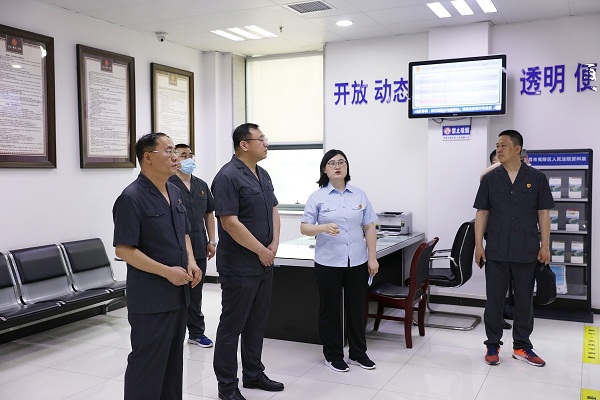 参观诉讼服务中心.JPG