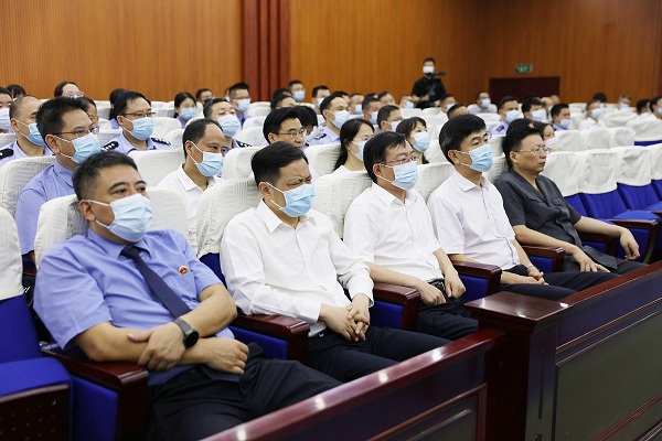 参加庭审观摩的领导.JPG