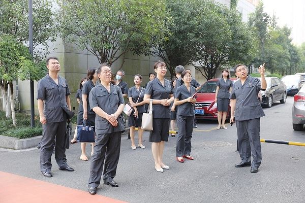 参观文化墙.JPG