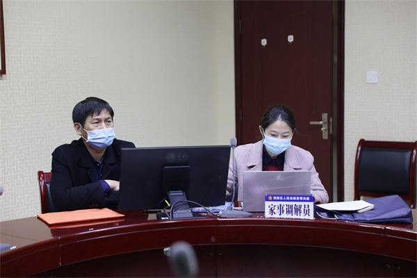 心理咨询师邹和新（左一）.jpg