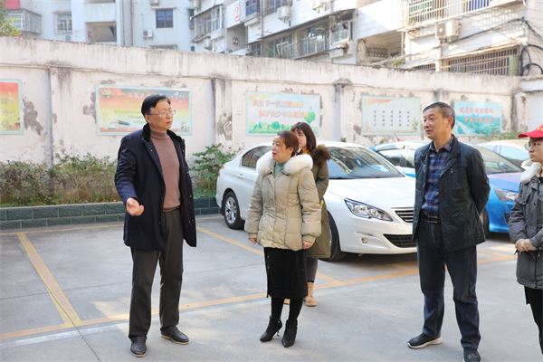 检查老法院宿舍.jpg