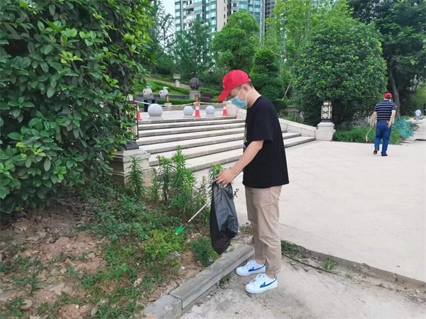 法院干警在绿洲社区清理烟头.jpg