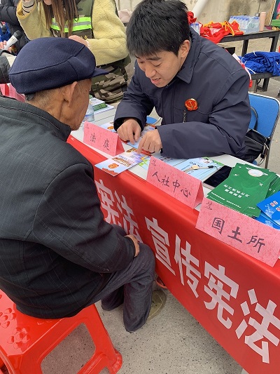 12月4日乐天溪法庭干警国家宪法日宣传活动.jpg
