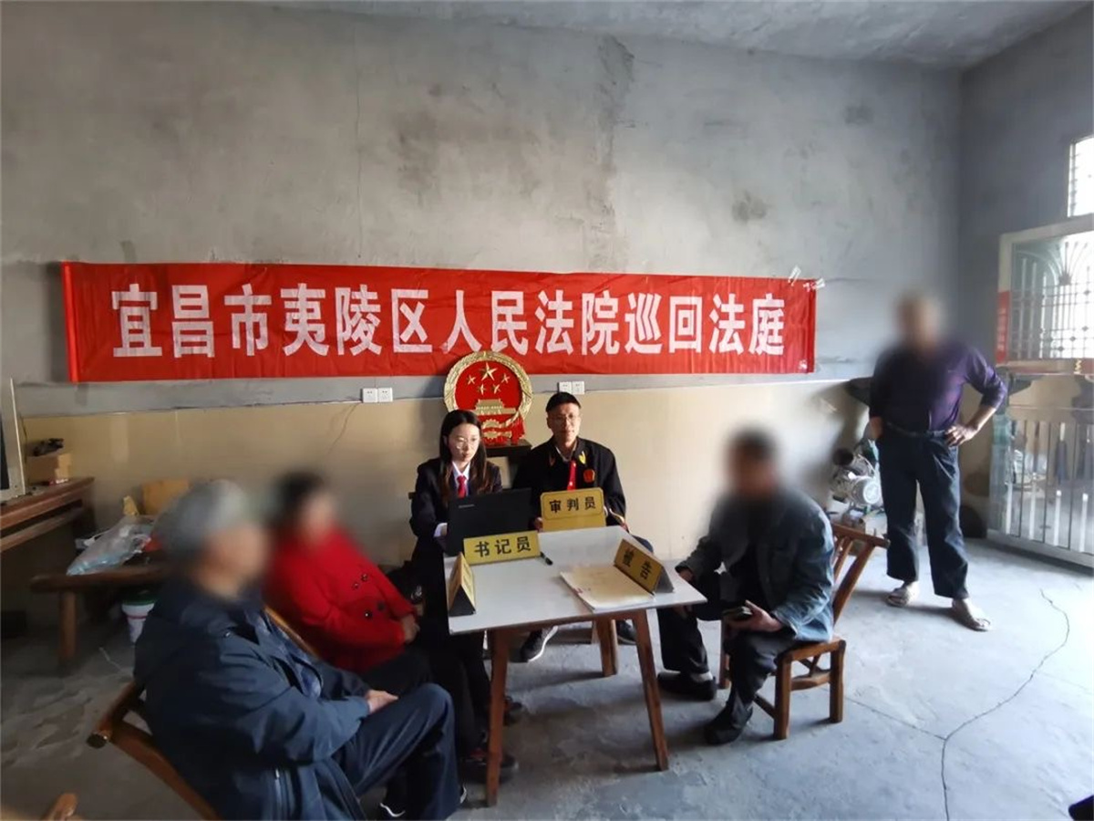 乐天溪法庭在当事人家中开展巡回审判.jpg