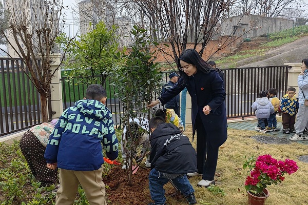 植此新绿 法润幼苗活动.jpg 植此新绿 法润幼苗活动.jpg